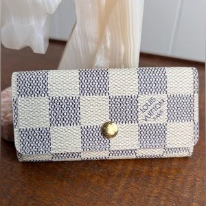 Louis Vuitton key holder multicles
